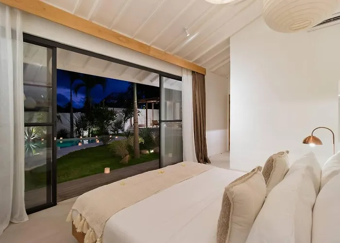 Villa Stunning 3 Bed Villa, Close To Cafes And
