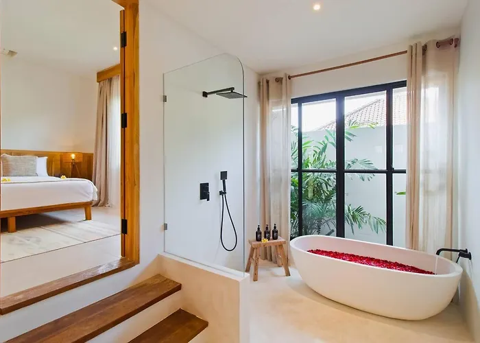Stunning 3 Bed Villa, Close To Cafes And