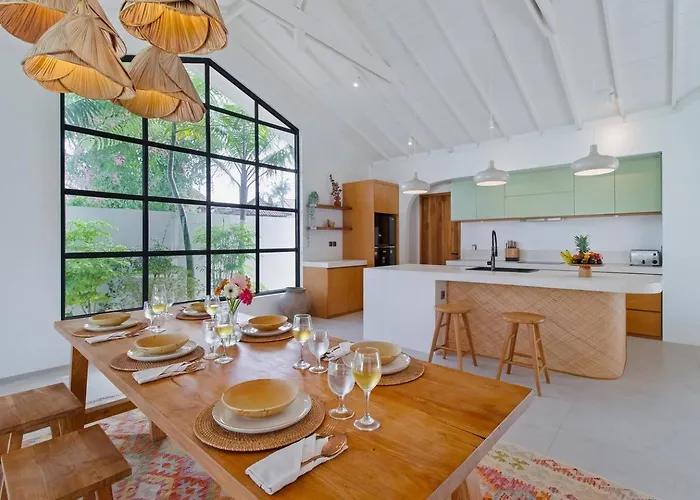 Stunning 3 Bed Villa, Close To Cafes And Villa *
