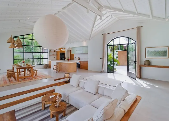 Stunning 3 Bed Villa, Close To Cafes And