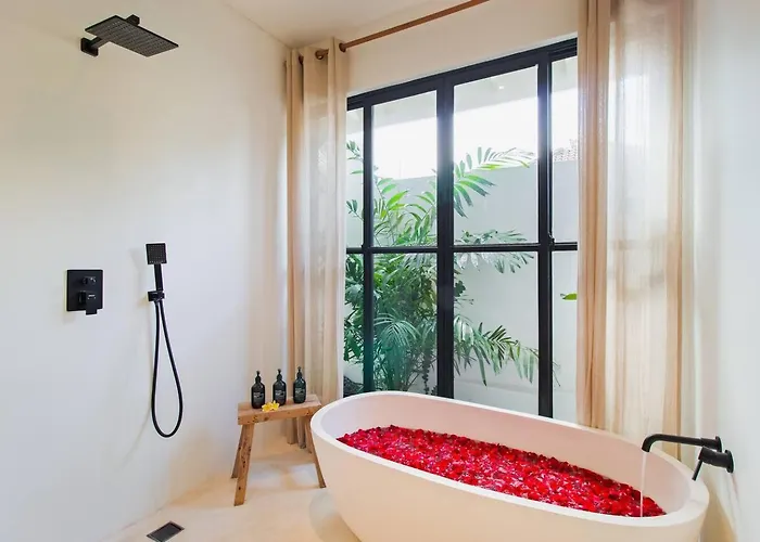 Stunning 3 Bed Villa, Close To Cafes And Villa *