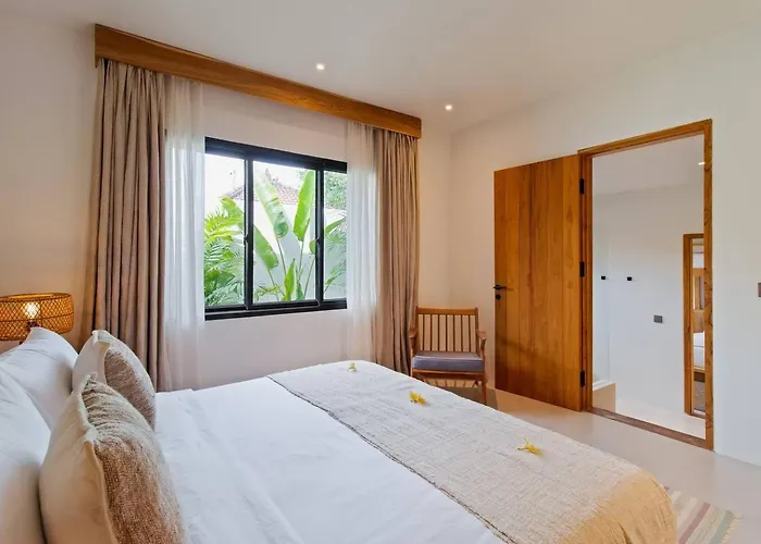 Villa Stunning 3 Bed Villa, Close To Cafes And *
