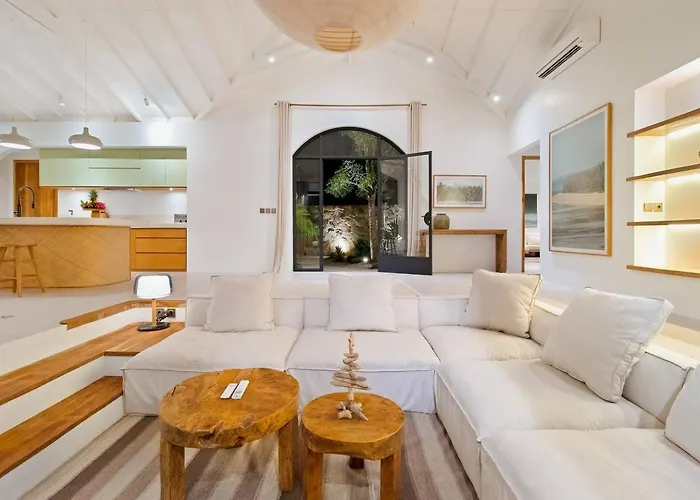 Stunning 3 Bed Villa, Close To Cafes And *