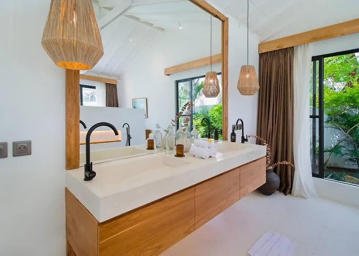 Stunning 3 Bed Villa, Close To Cafes And
