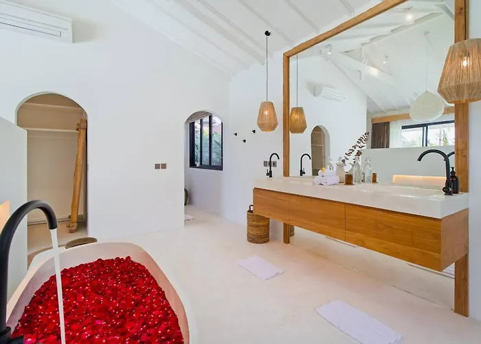 Stunning 3 Bed Villa, Close To Cafes And *