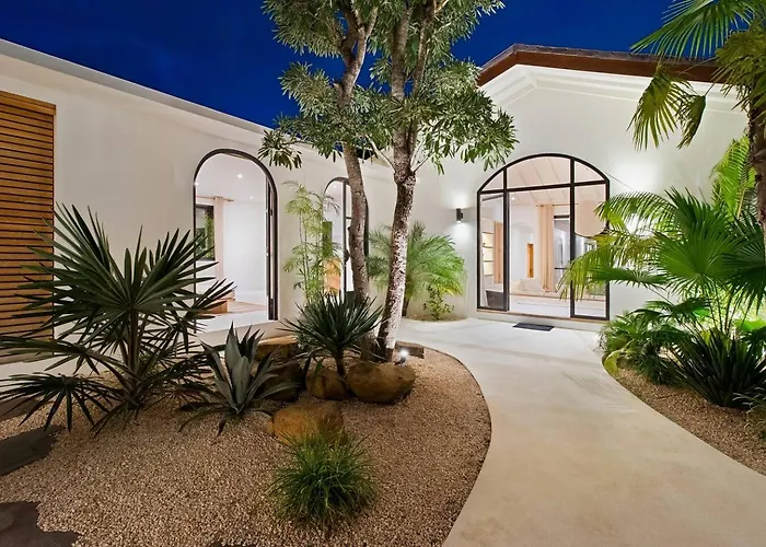 Stunning 3 Bed Villa, Close To Cafes And * Canggu (Bali)