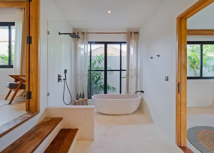 Stunning 3 Bed Villa, Close To Cafes And * Canggu (Bali)