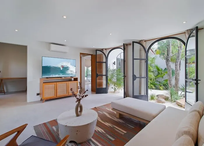 Villa Stunning 3 Bed Villa, Close To Cafes And